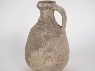 Vente aux enchères Céramique romaine. Cruche piriforme en céramique beige. 18 cm Expert :