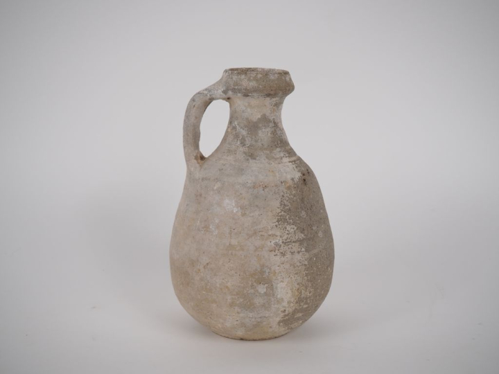 Céramique romaine. Cruche piriforme en céramique beige. 18 cm Expert :