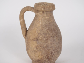 Vente aux enchères Céramique romaine. Cruche piriforme en céramique beige. 15 cm Expert :