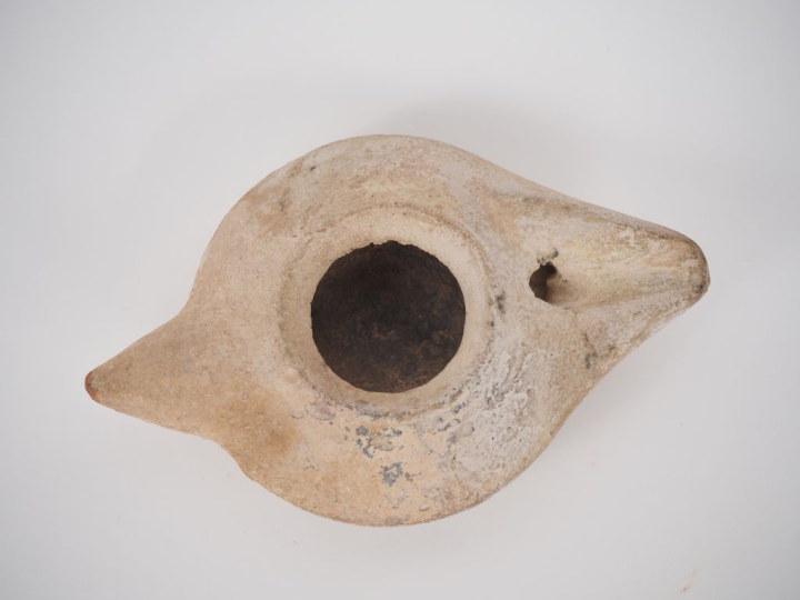 Lampe antique. 13 cm Expert : Jean-Sylvain Caillou, EI.