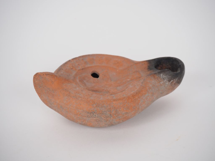 Lampe chrétienne ornée d’un chrisme. Afrique du Nord. V-VIe s. apr. J.