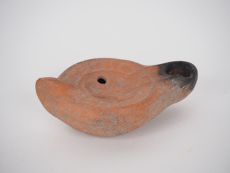 Vente aux enchères Lampe chrétienne ornée d’un chrisme. Afrique du Nord. V-VIe s. apr. J.