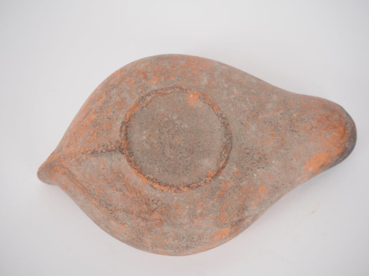 Lampe chrétienne ornée d’un chrisme. Afrique du Nord. V-VIe s. apr. J.