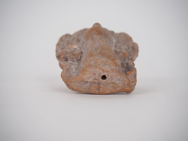 Tête de figurine antique en terre cuite. 7 cm Expert : Jean-Sylvain Ca