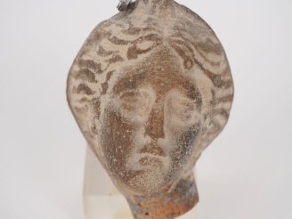 Vente aux enchères Tête de figurine de style antique en terre cuite. 6 cm