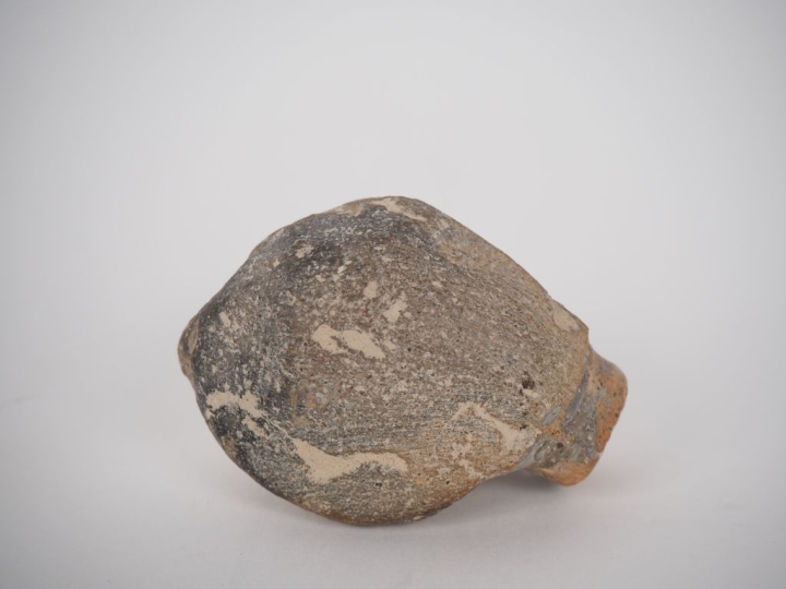 Tête de figurine de style antique en terre cuite. 6 cm