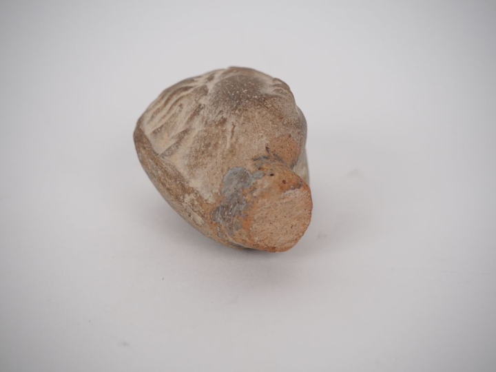 Tête de figurine de style antique en terre cuite. 6 cm