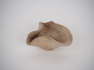 Vente aux enchères Lampe de tradition phénicienne de deux becs. 6,5 cm Expert : Jean-Sylv