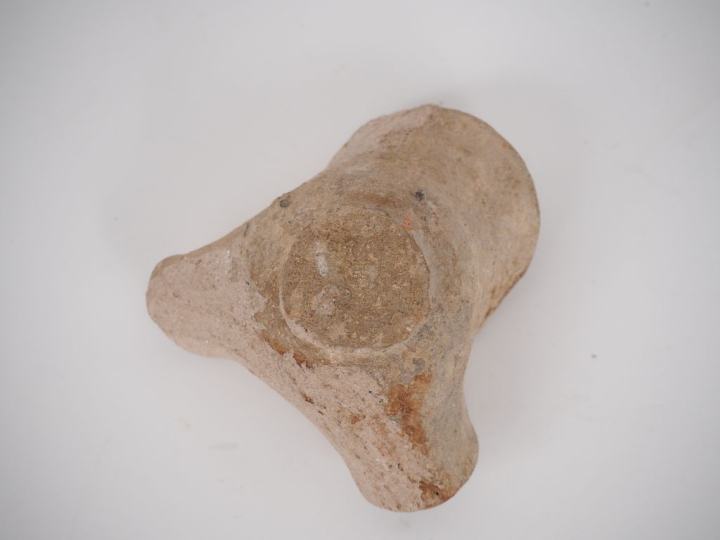 Lampe de tradition phénicienne de deux becs. 6,5 cm Expert : Jean-Sylv