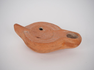 Vente aux enchères Lampe romaine au médaillon orné d’une rosette. III-IVe s. apr. J.-C. 1