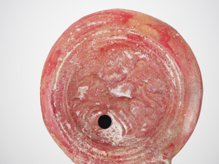 Lampe en terre cuite au médaillon orné d’une victoire sur un char. Tra