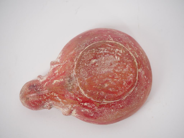 Lampe en terre cuite au médaillon orné d’une victoire sur un char. Tra