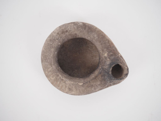 Vente aux enchères Lampe romaine en terre cuite. 7 cm Expert : Jean-Sylvain Caillou, EI.