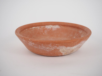 Vente aux enchères Céramique sigillée. Plat à rebord. Afrique du Nord. D. 17 cm. Expert :