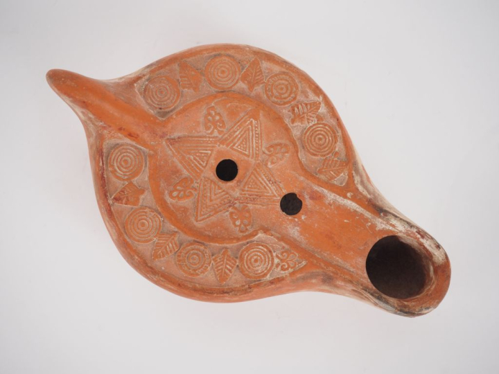 Lampe chrétienne d’Afrique du Nord. V-VIe s. apr. J.-C. 14,5 cm. Exper
