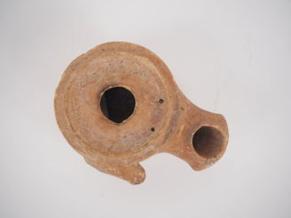 Vente aux enchères Carthage. Lampe à poucier en céramique. III-IIe s. av. J.-C. 8 cm. Exp