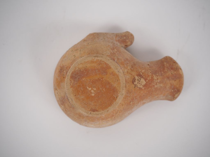 Carthage. Lampe à poucier en céramique. III-IIe s. av. J.-C. 8 cm. Exp