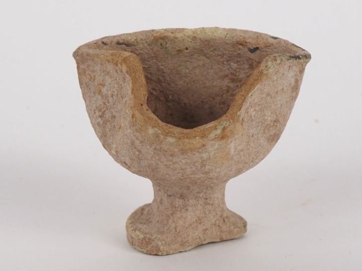 Lampe de tradition punique à trois becs pincés. Afrique romaine. Fin I