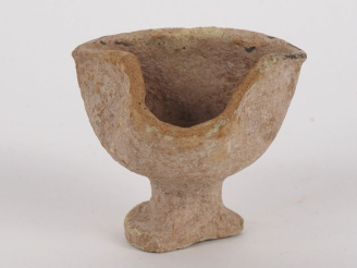 Vente aux enchères Lampe de tradition punique à trois becs pincés. Afrique romaine. Fin I