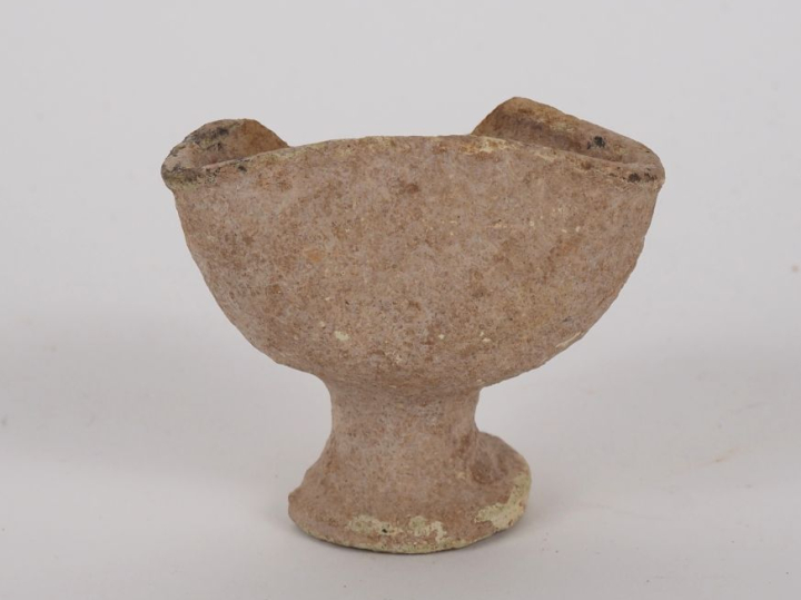 Lampe de tradition punique à trois becs pincés. Afrique romaine. Fin I