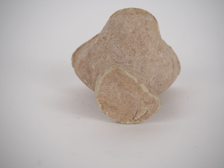 Lampe de tradition punique à trois becs pincés. Afrique romaine. Fin I