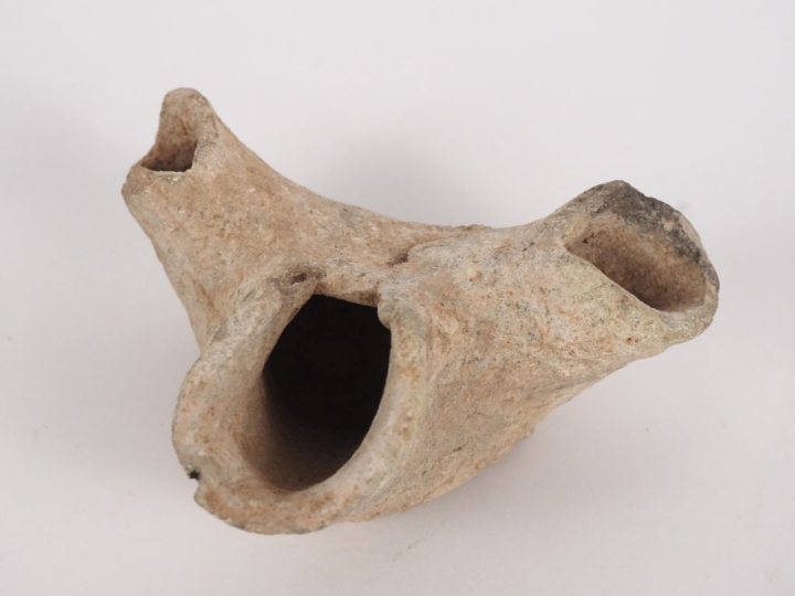 Lampe de tradition punique à trois becs pincés. Afrique romaine. Fin I