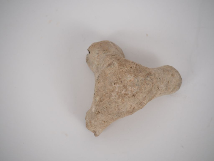 Lampe de tradition punique à trois becs pincés. Afrique romaine. Fin I