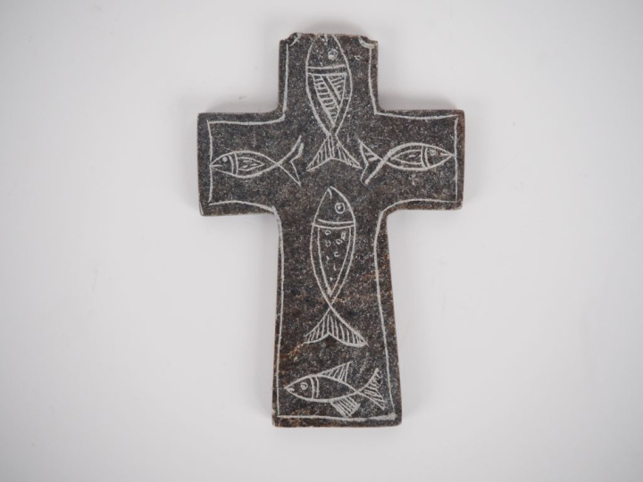 Croix ornée de poisson dans le style antique. 10 cm Expert : Jean-Sylv