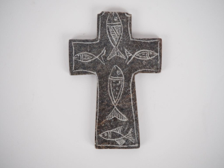 Vente aux enchères Croix ornée de poisson dans le style antique. 10 cm Expert : Jean-Sylv