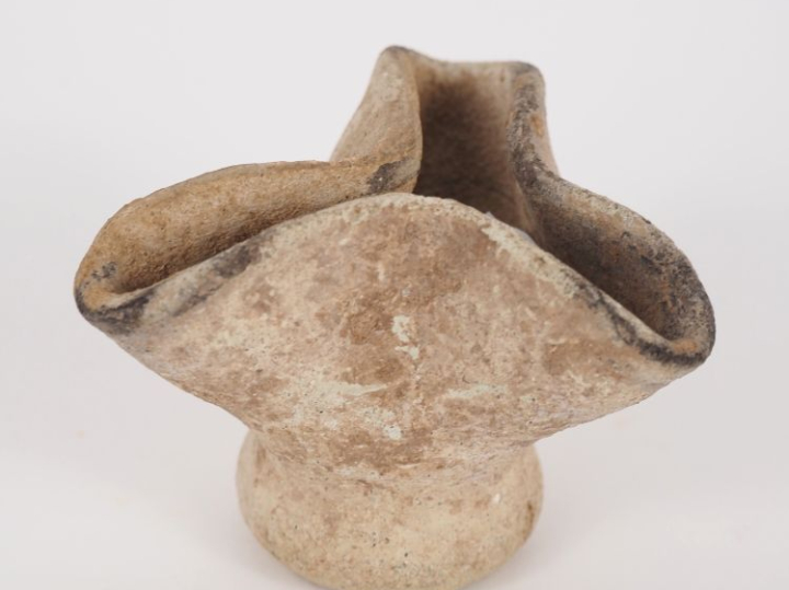 Lampe de tradition punique à trois becs pincés. Afrique romaine. Fin I