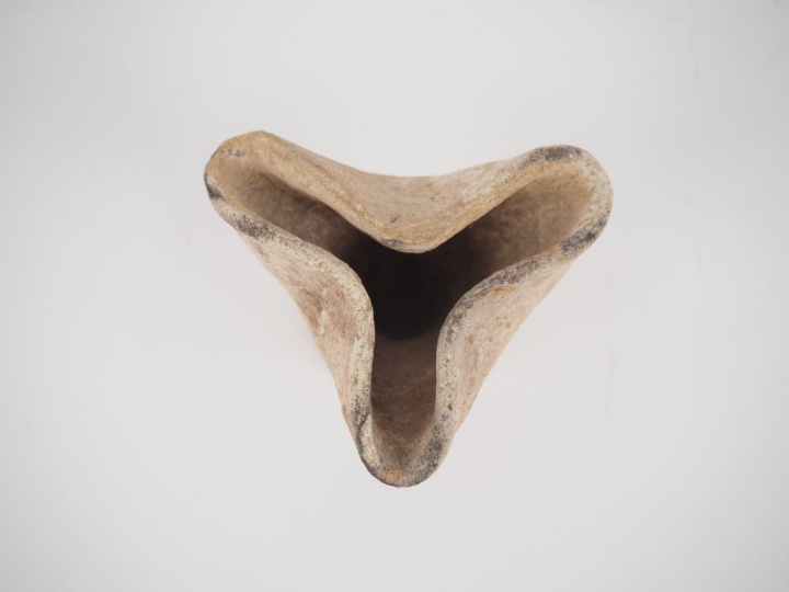 Lampe de tradition punique à trois becs pincés. Afrique romaine. Fin I