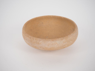 Vente aux enchères Bol romain en céramique beige. D. 12 cm. Expert : Jean-Sylvain Caillou
