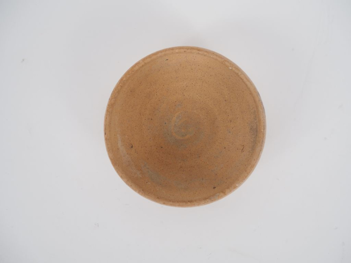 Bol romain en céramique beige. D. 12 cm. Expert : Jean-Sylvain Caillou