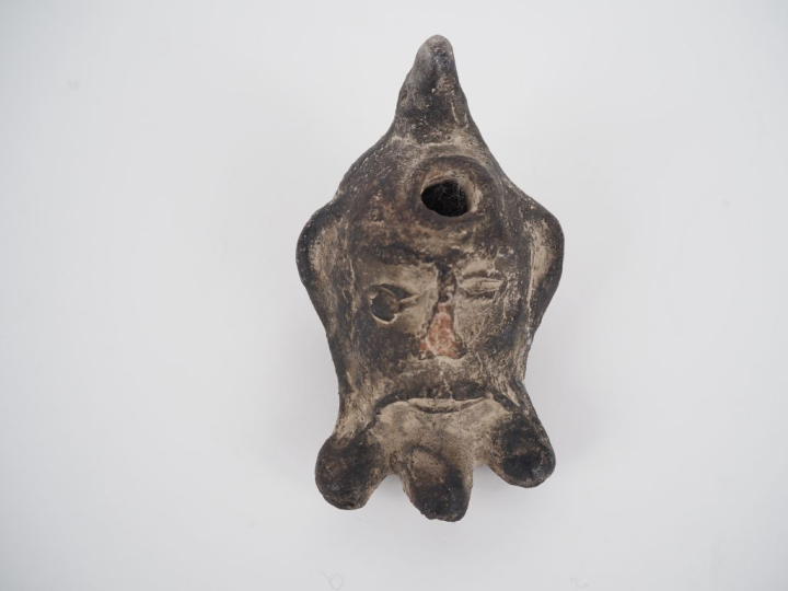 Lampe de style antique. 10,5 cm Expert : Jean-Sylvain Caillou, EI.