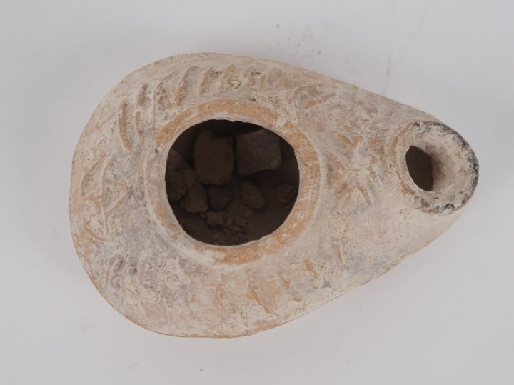 Jérusalem. Lampe romaine ornée d’une croix. IV-Ve s. apr. J.-C. 7 cm E