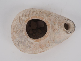 Vente aux enchères Jérusalem. Lampe romaine ornée d’une croix. IV-Ve s. apr. J.-C. 7 cm E