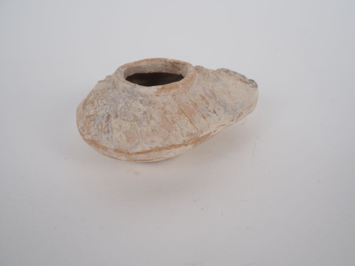 Jérusalem. Lampe romaine ornée d’une croix. IV-Ve s. apr. J.-C. 7 cm E