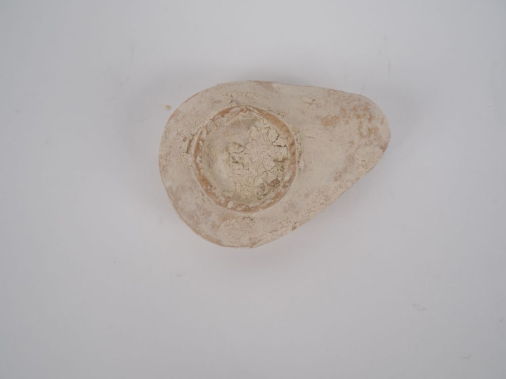 Jérusalem. Lampe romaine ornée d’une croix. IV-Ve s. apr. J.-C. 7 cm E