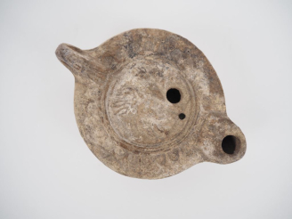 Vente aux enchères Lampe romaine ornée d’un animal ailé. II-IIIe s. apr. J.-C. 10 cm Expe