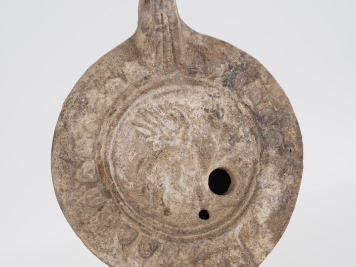 Lampe romaine ornée d’un animal ailé. II-IIIe s. apr. J.-C. 10 cm Expe