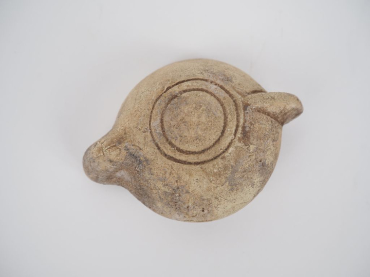 Lampe romaine ornée d’un animal ailé. II-IIIe s. apr. J.-C. 10 cm Expe