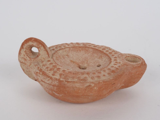 Vente aux enchères Lampe romaine au marli orné de grenetis. II-IIIe s. apr. J.-C.  11,5 c
