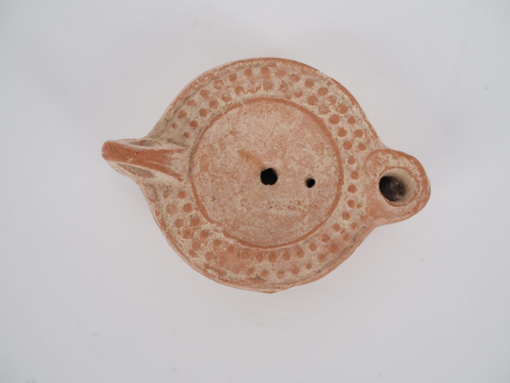 Lampe romaine au marli orné de grenetis. II-IIIe s. apr. J.-C.  11,5 c