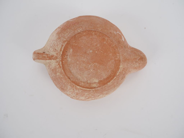 Lampe romaine au marli orné de grenetis. II-IIIe s. apr. J.-C.  11,5 c