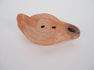 Vente aux enchères Lampe romaine au médaillon orné d’un motif géométrique. Afrique du Nor