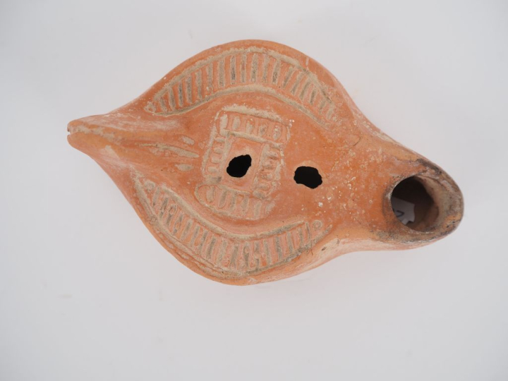 Lampe romaine au médaillon orné d’un motif géométrique. Afrique du Nor
