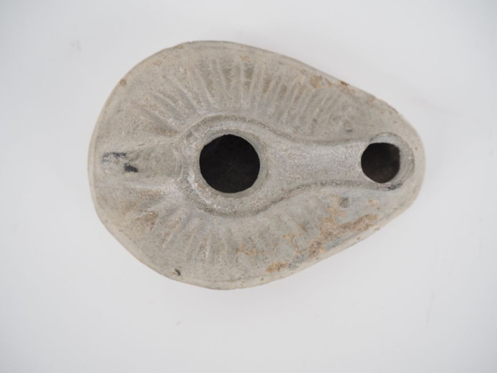 Syrie-Palestine. Lampe byzantine en terre cuite. V-VIe s. apr. J.-C. 1