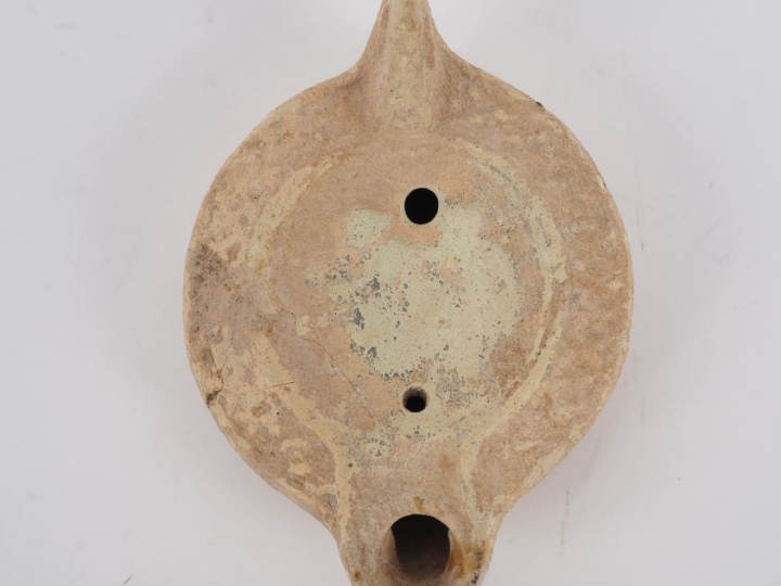Lampe romaine en terre cuite. II-IIIe s. apr. J.-C. 11,5 cm (usure et 
