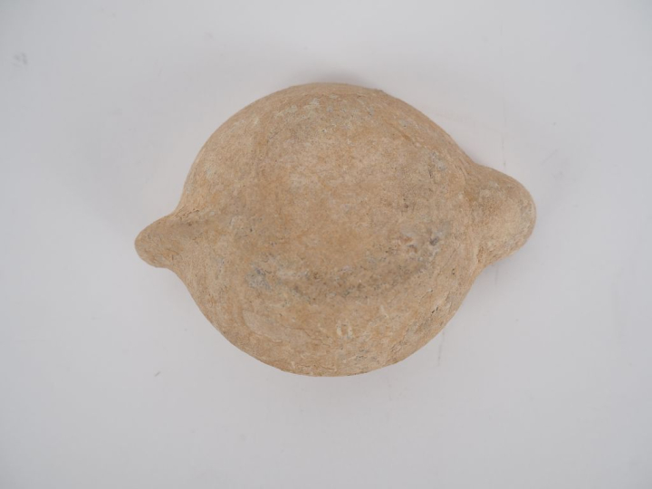 Lampe romaine en terre cuite. II-IIIe s. apr. J.-C. 11,5 cm (usure et 