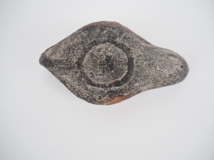 Lampe en terre cuite dans le style antique. 11,5 cm. Expert : Jean-Syl